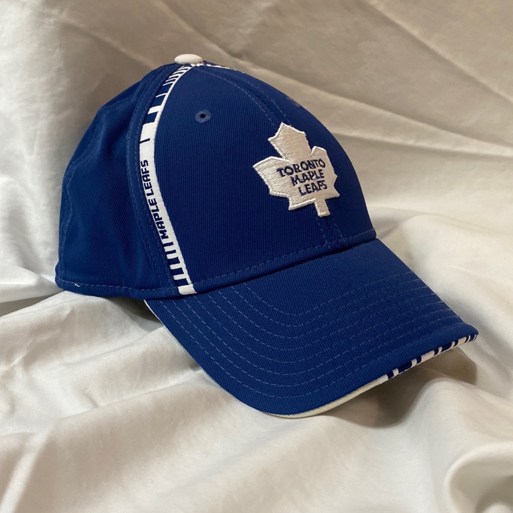 NWOT Reebok Toronto Maple Leafs NHL baseball cap. Size: youth.